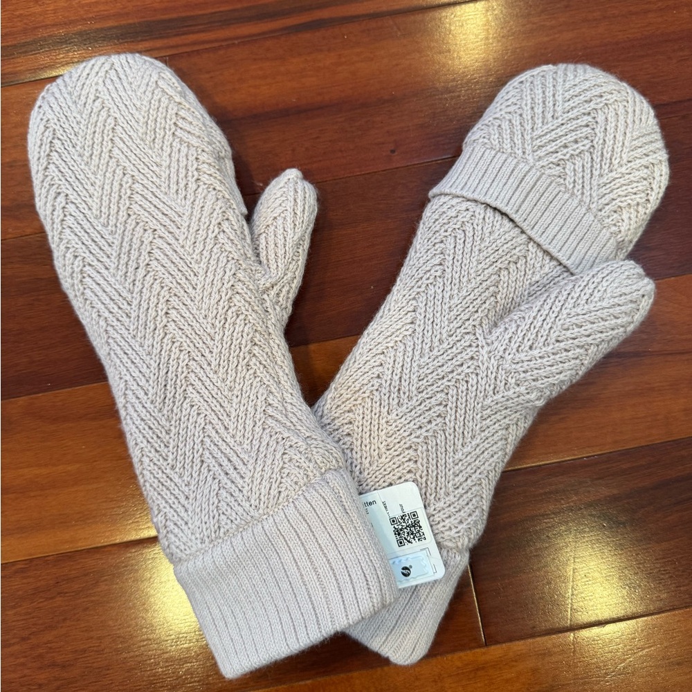 NWT Lululemon Blush Sherpa lined mitten